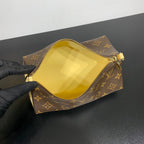 BLOOM POUCH 22 AUS BRAUNEN MONOGRAMM-CANVAS UND SEITEN AUS PASTELGEMÄLDEM KALBSLEDER