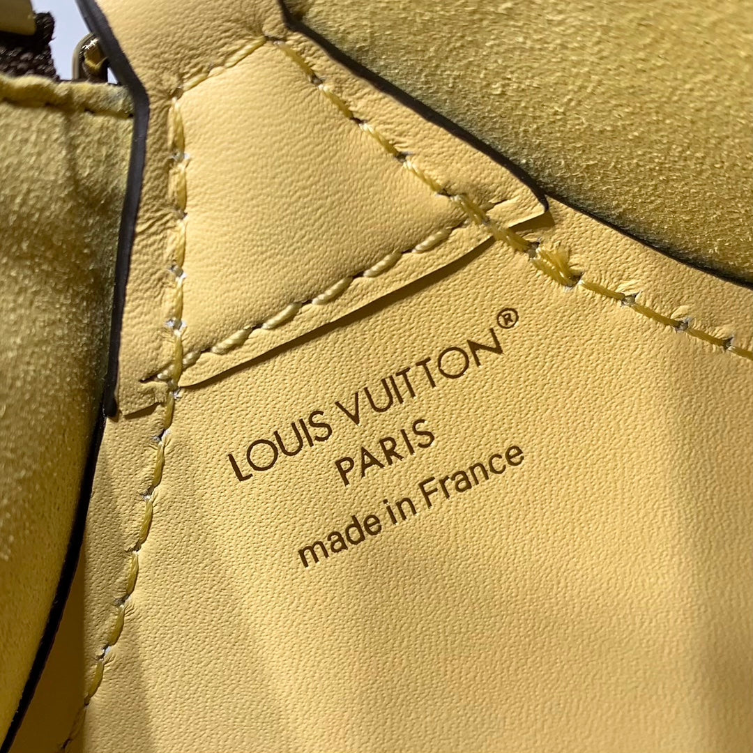 BLOOM POUCH 22 AUS BRAUNEN MONOGRAMM-CANVAS UND SEITEN AUS PASTELGEMÄLDEM KALBSLEDER