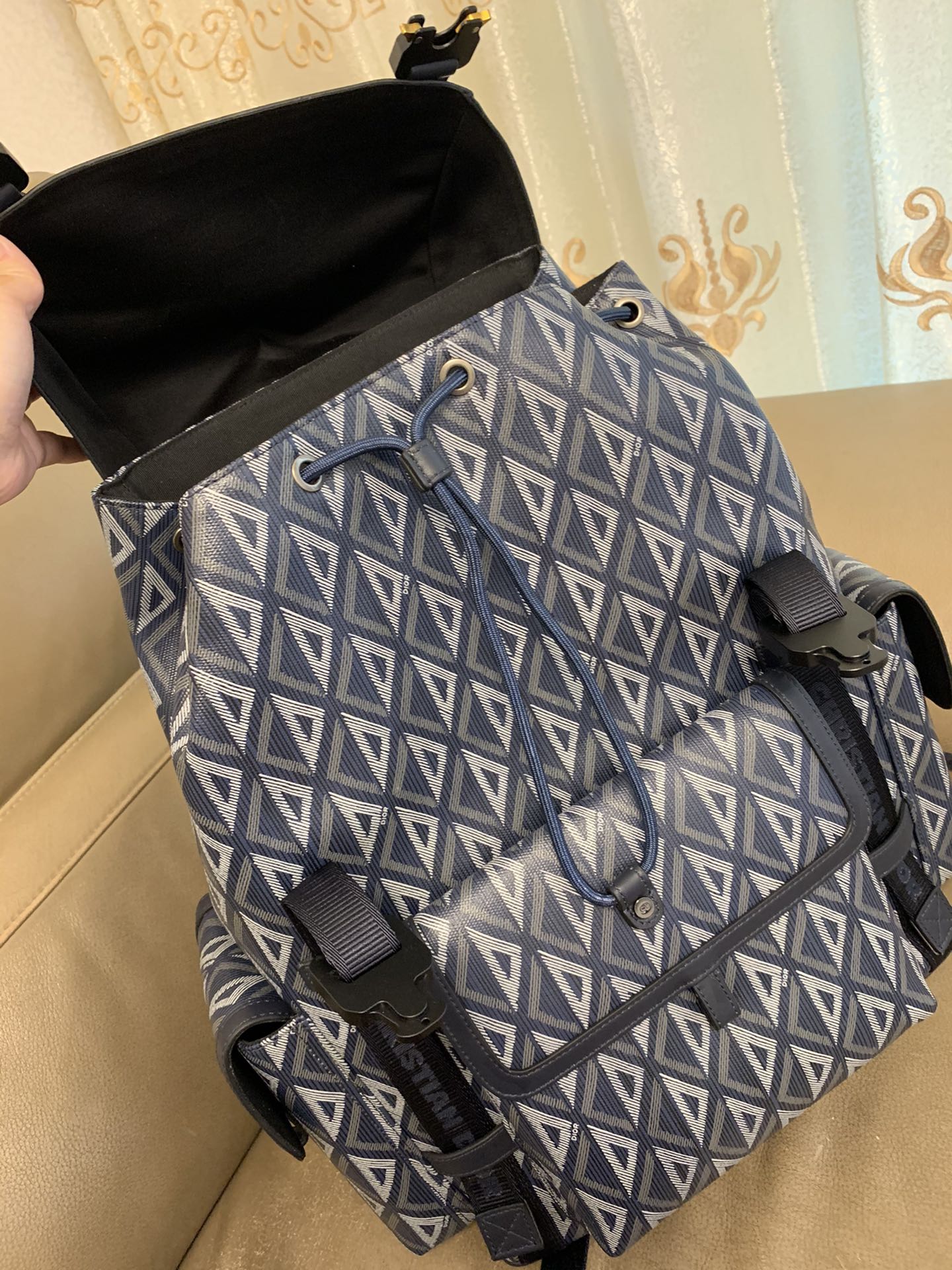 HIT THE ROAD BACKPACK WITH FLAP 51 IN WHITE AND BLUE TRIANGLE PATTERN FABRIC