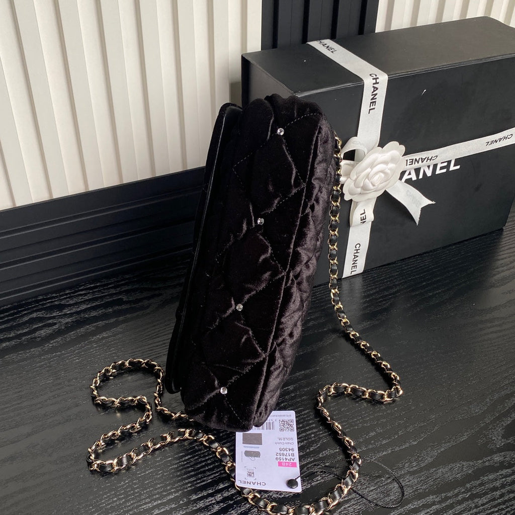 Klapptasche 23, befestigter Diamant in schwarzem Samt, goldene Beschläge