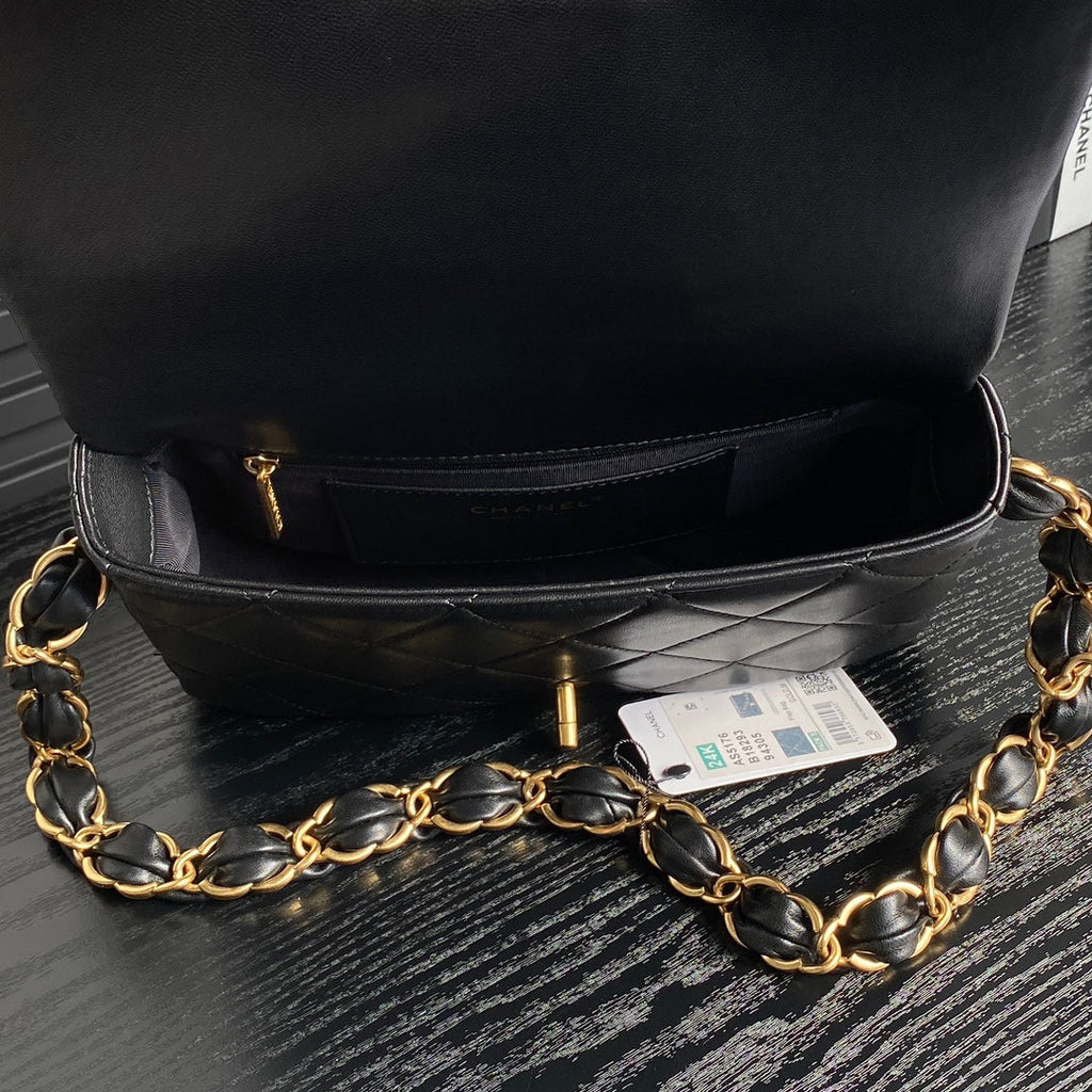 MITTLERE TASCHE MIT KLAPPE, 66 CM, SCHWARZES KALBSLEDER, GOLDENE DOPPEL-C-KETTE, DICK