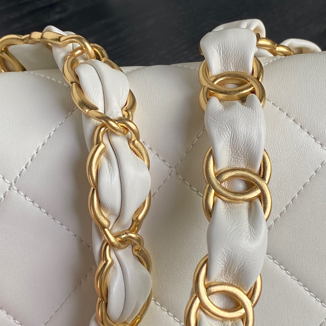 MITTLERE TASCHE MIT KLAPPE, 66 CM, WEISSES KALBSLEDER, GOLDENE DOPPEL-C-KETTE, DICK