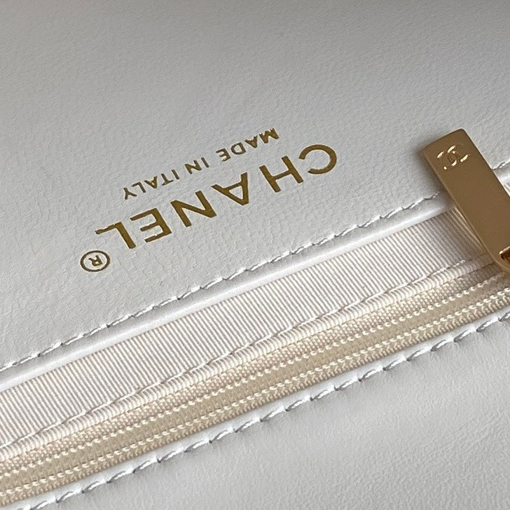 MITTLERE TASCHE MIT KLAPPE, 66 CM, WEISSES KALBSLEDER, GOLDENE DOPPEL-C-KETTE, DICK