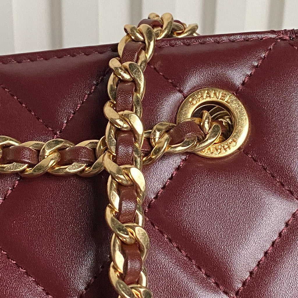 HANDTASCHE 27 IN GRANATROT DIAMANTMUSTER GESTEPPTES GLÄNZENDES LAMMLEDER GOLDENE BESCHLÄGE