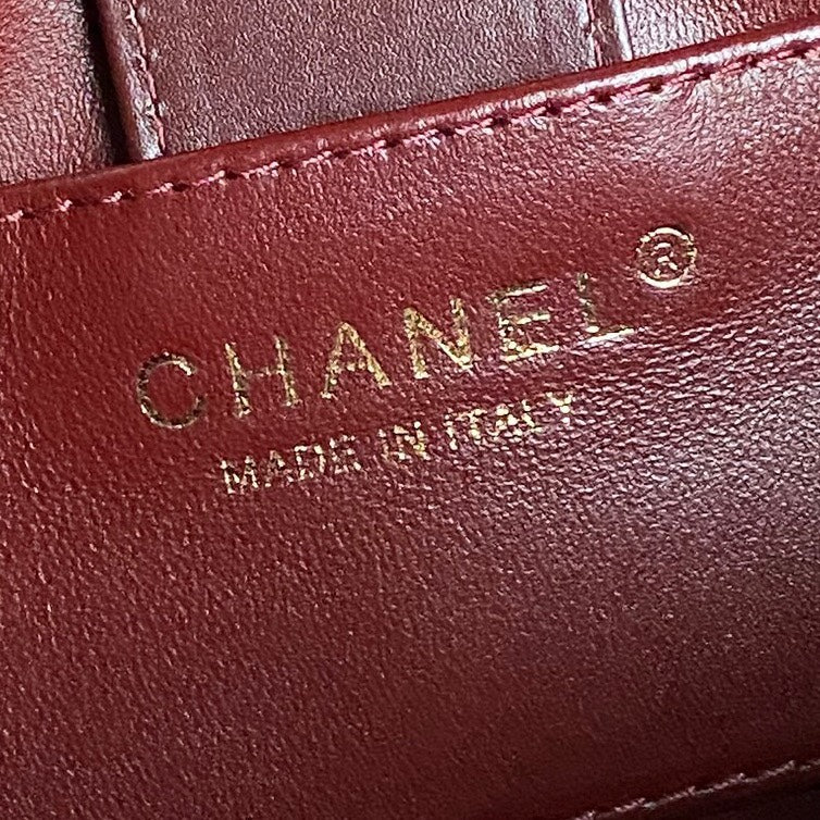 HANDTASCHE 27 IN GRANATROT DIAMANTMUSTER GESTEPPTES GLÄNZENDES LAMMLEDER GOLDENE BESCHLÄGE