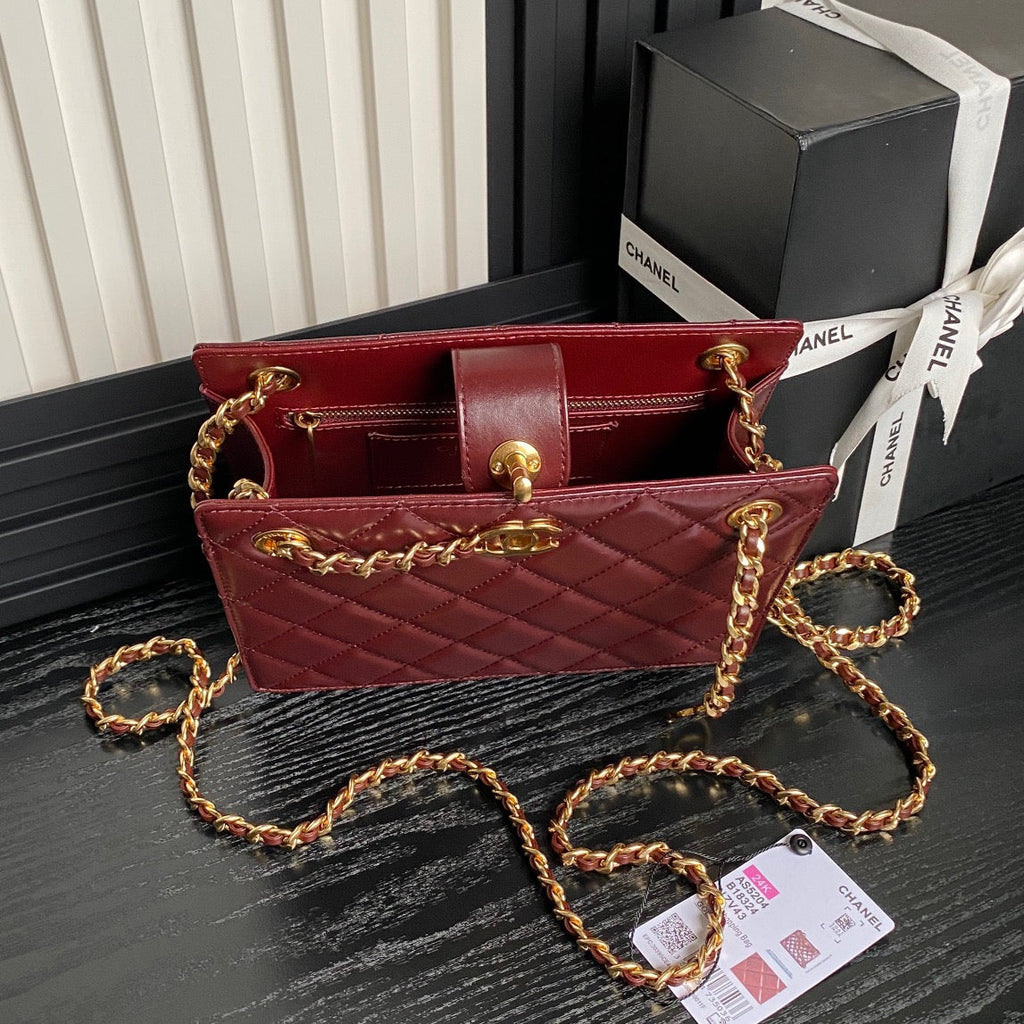 HANDBAG 21 IN GARNET RED DIAMOND PATTERN QUILTED SHINY LAMBSKIN GOLD HARDWARE