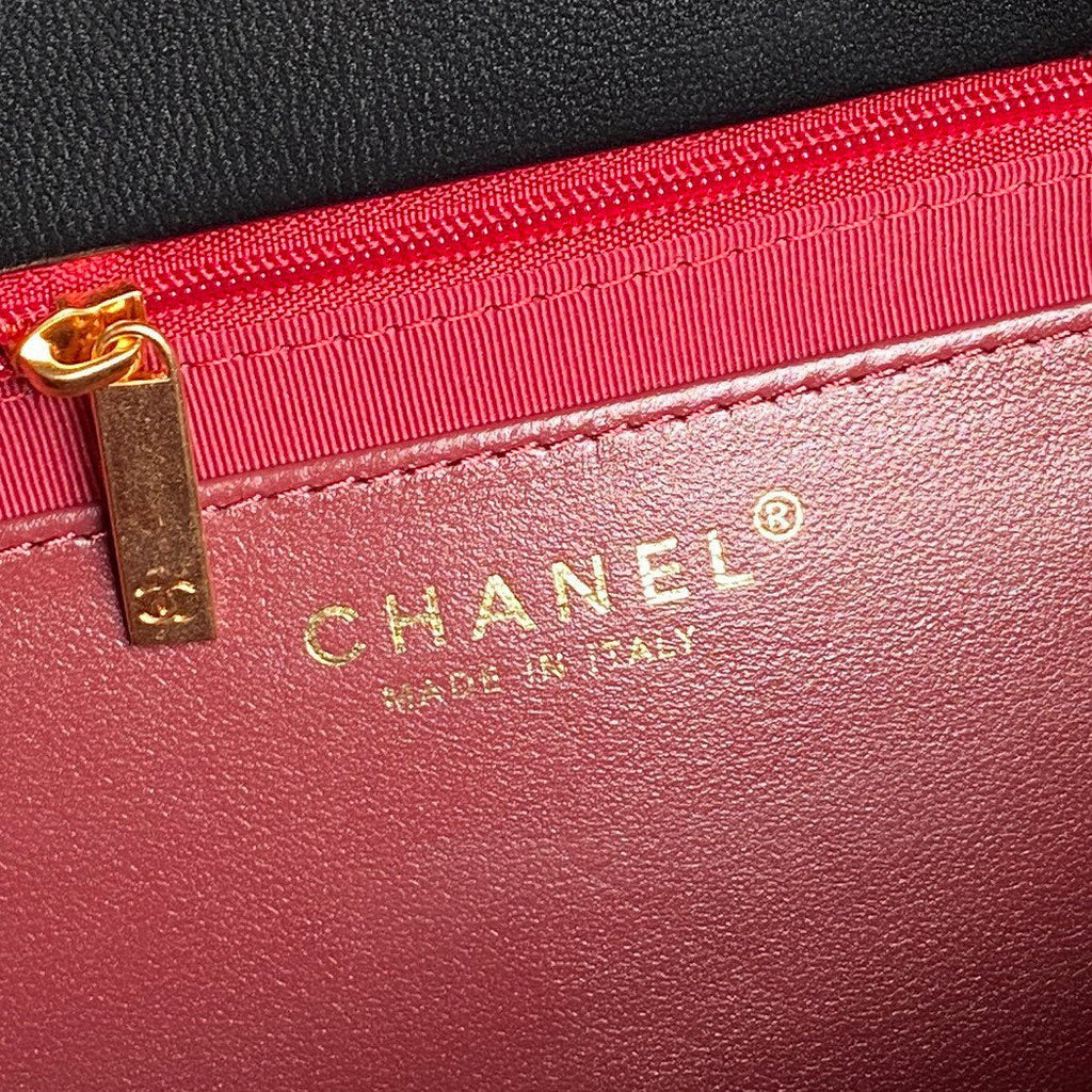 Maxi-Schultertasche mit Kettenriemen, 71 cm, schwarzes Kalbsleder, goldfarbenes Metallic