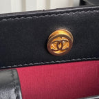 Maxi-Schultertasche mit Kettenriemen, 71 cm, schwarzes Kalbsleder, goldfarbenes Metallic