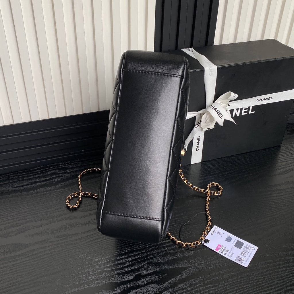 Maxi-Schultertasche mit Kettenriemen, 71 cm, schwarzes Kalbsleder, goldfarbenes Metallic