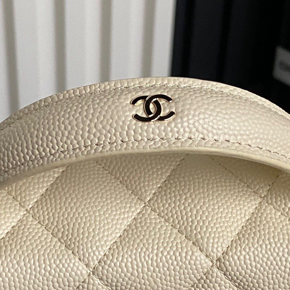 Kosmetiktasche 19 Zoll, cremefarbenes genarbtes Kalbsleder, goldene Beschläge