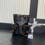 24-Zoll-Rucksack aus schwarzem Lammleder mit goldenen Beschlägen