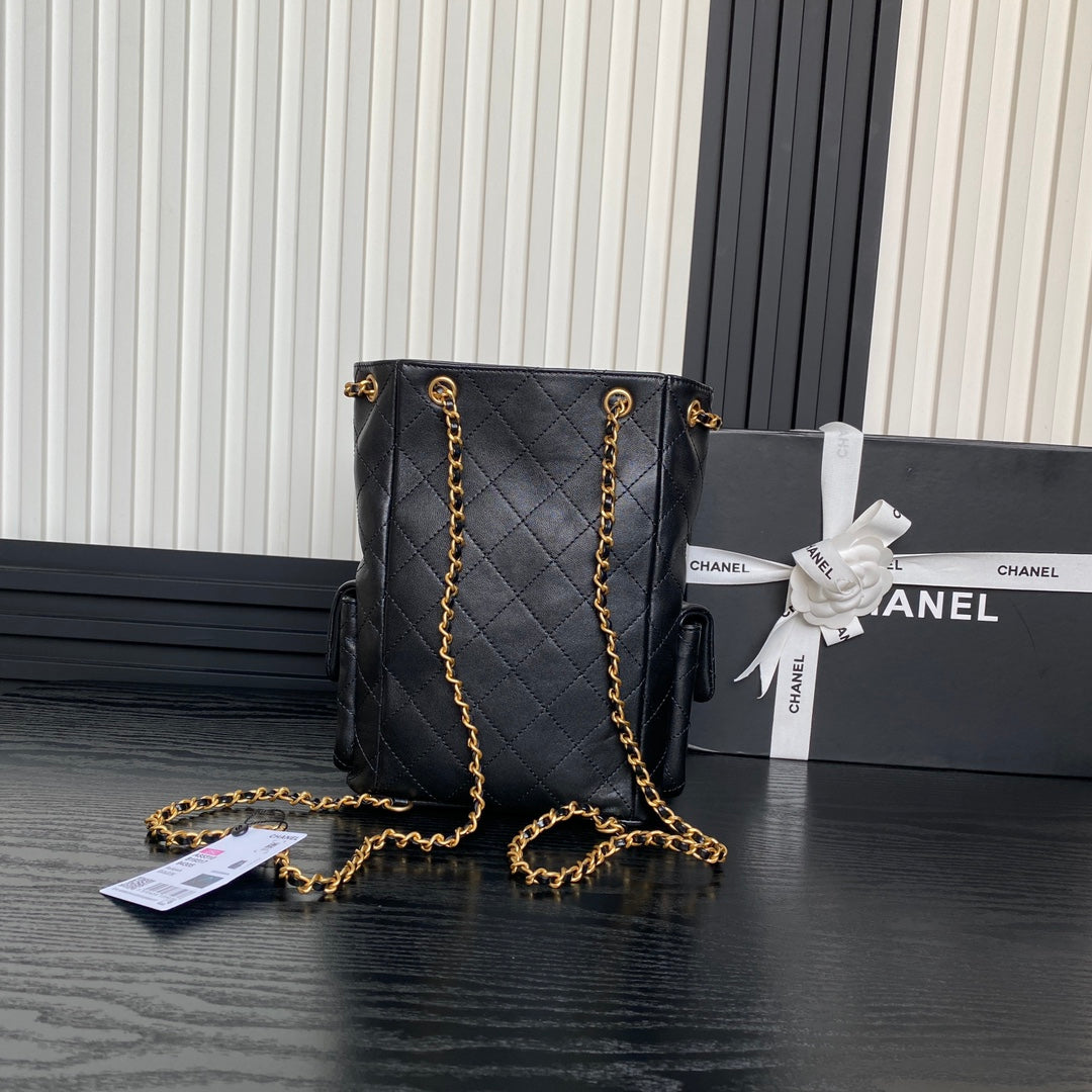 24-Zoll-Rucksack aus schwarzem Lammleder mit goldenen Beschlägen