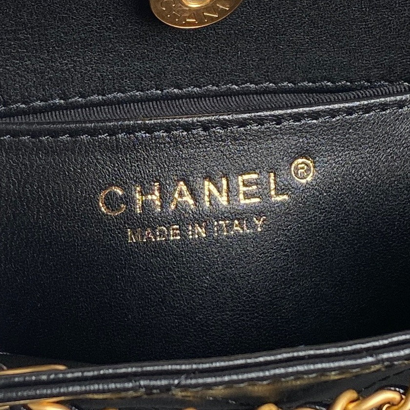 24-Zoll-Rucksack aus schwarzem Lammleder mit goldenen Beschlägen