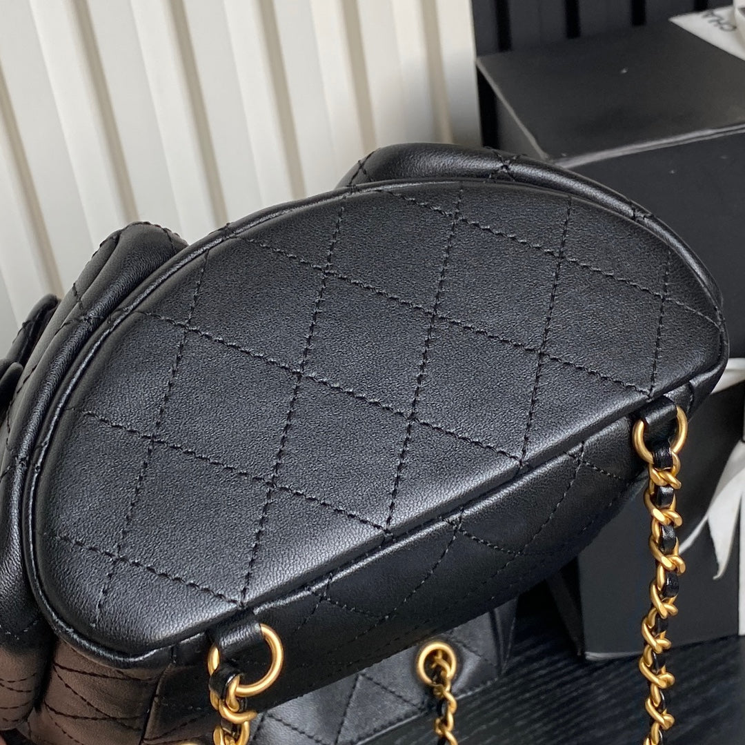 24-Zoll-Rucksack aus schwarzem Lammleder mit goldenen Beschlägen