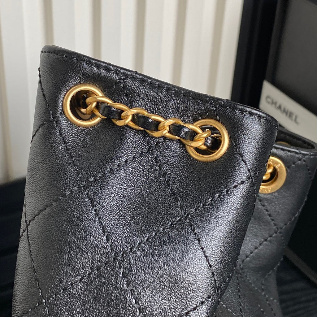 24-Zoll-Rucksack aus schwarzem Lammleder mit goldenen Beschlägen