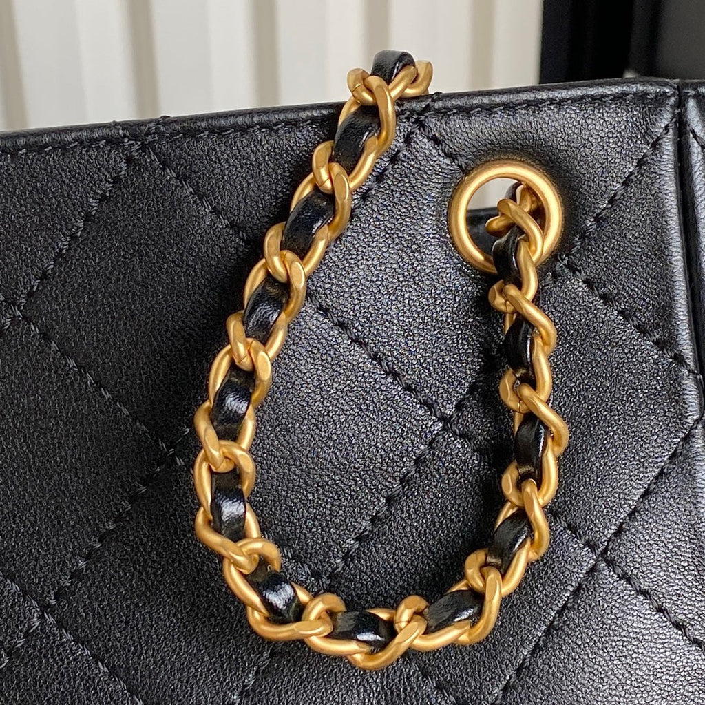 24-Zoll-Rucksack aus schwarzem Lammleder mit goldenen Beschlägen