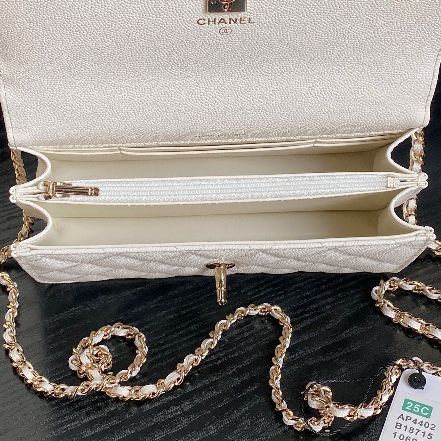 25C Klapptasche, 18 Zoll, weiß, glänzend, genarbtes Kalbsleder, goldene Beschläge