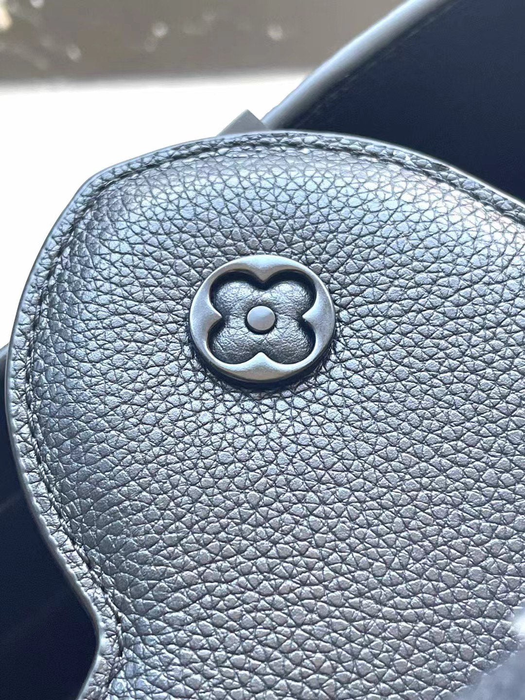 CAPUCINES EAST-WEST 27 IN SCHWARZEM TAURILLON