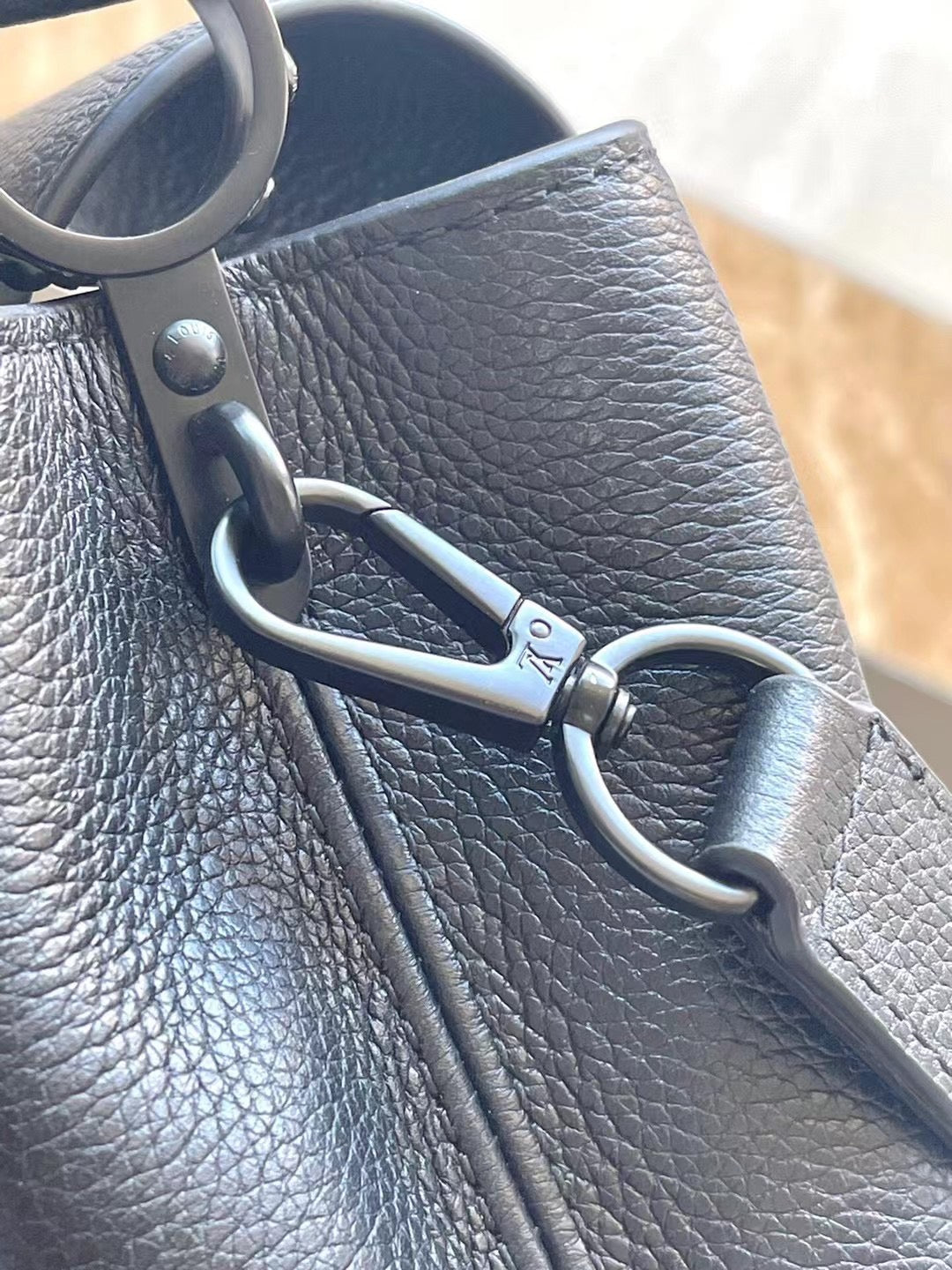 CAPUCINES EAST-WEST MINI 21 IN SCHWARZEM TAURILLON