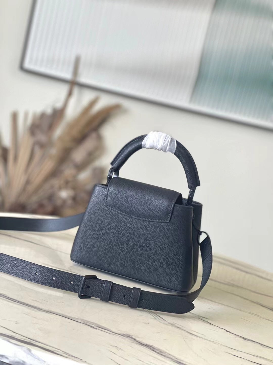 CAPUCINES EAST-WEST MINI 21 IN SCHWARZEM TAURILLON