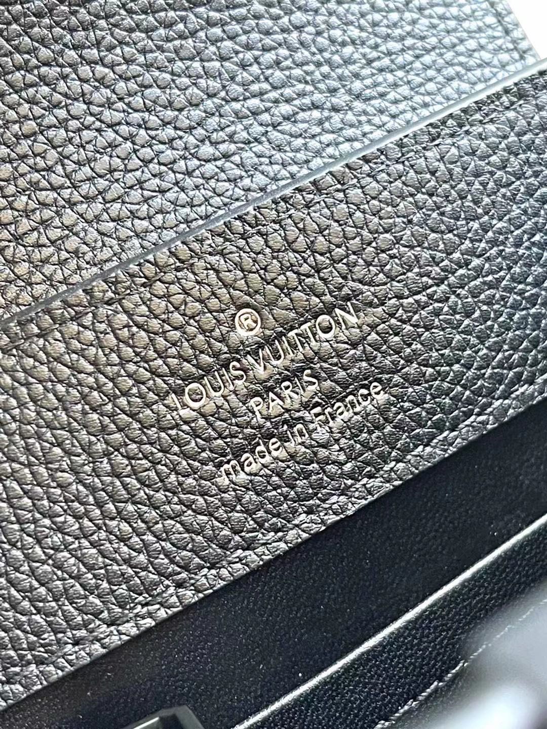 CAPUCINES EAST-WEST MINI 21 IN SCHWARZEM TAURILLON