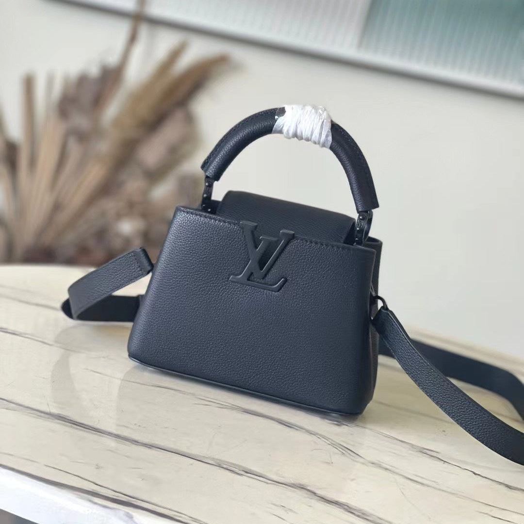 CAPUCINES EAST-WEST MINI 21 IN SCHWARZEM TAURILLON