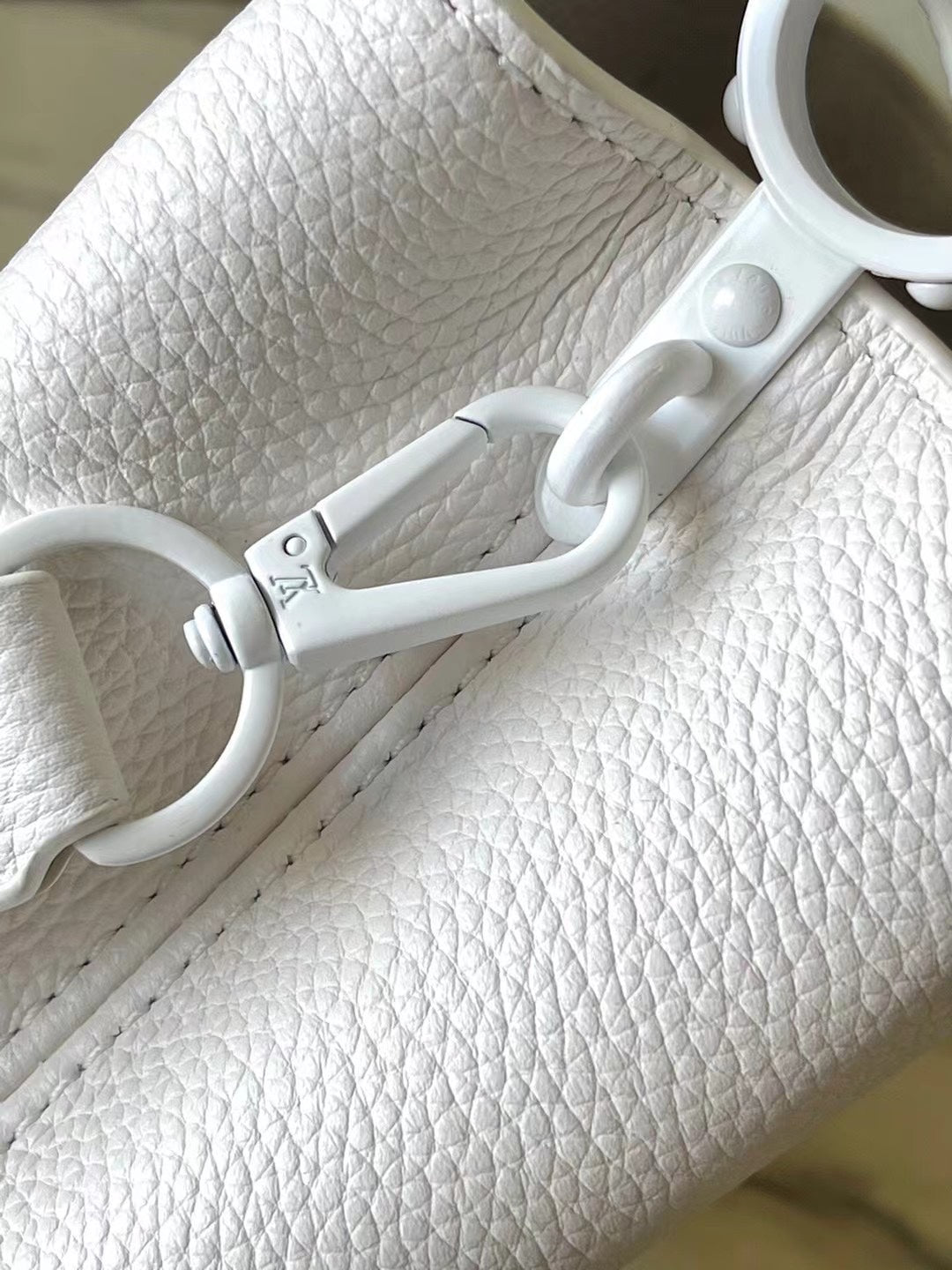 CAPUCINES EAST-WEST MINI 21 IN WEISSEM TAURILLON