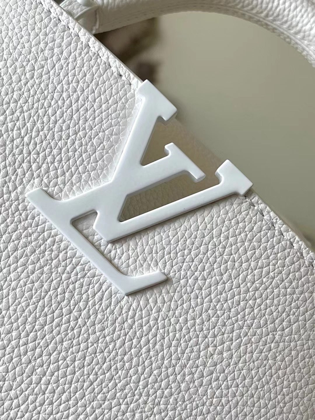 CAPUCINES EAST-WEST MINI 21 IN WEISSEM TAURILLON