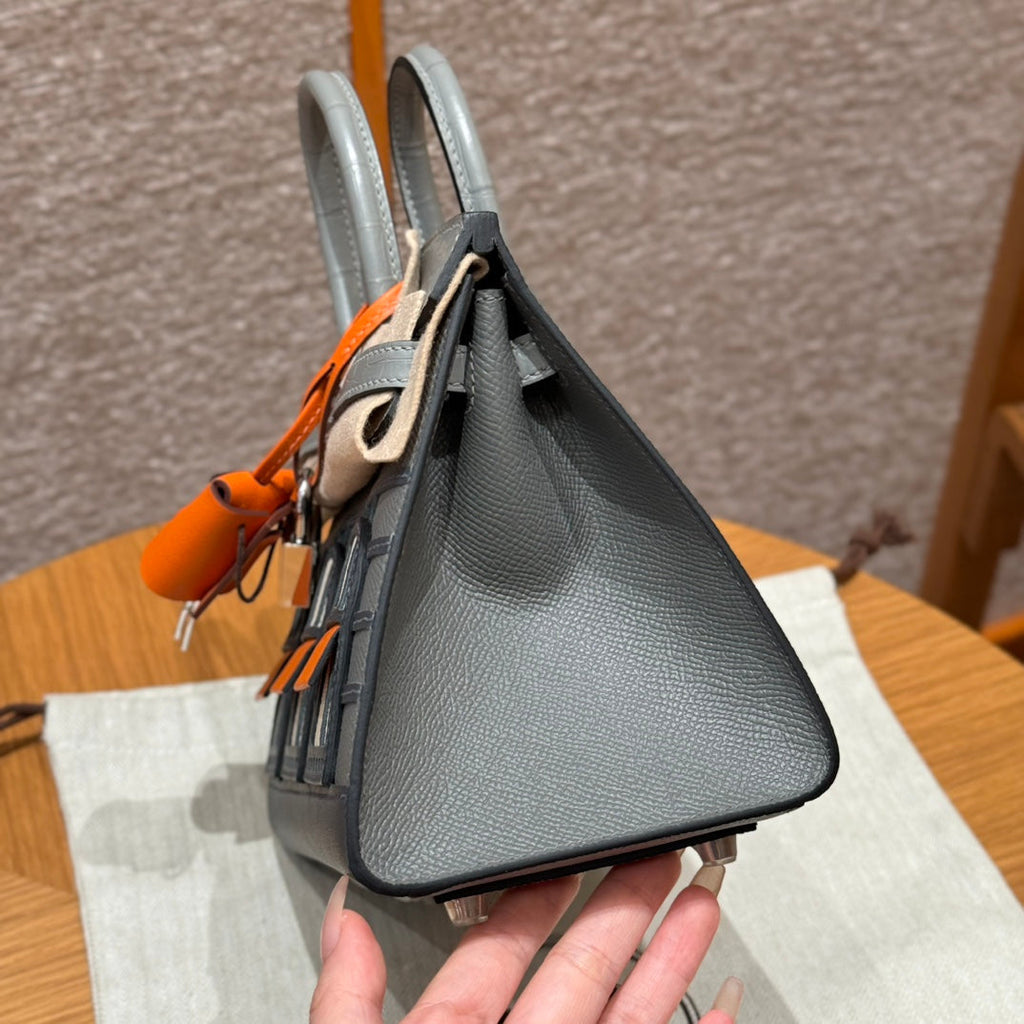 BIRKIN FAUBOURG TOUCH 20 IN TAUBENGRAUEM KALBSLEDER MIT SILBERNEN BESCHLÄGEN (AUF BESTELLUNG GEFERTIGT)