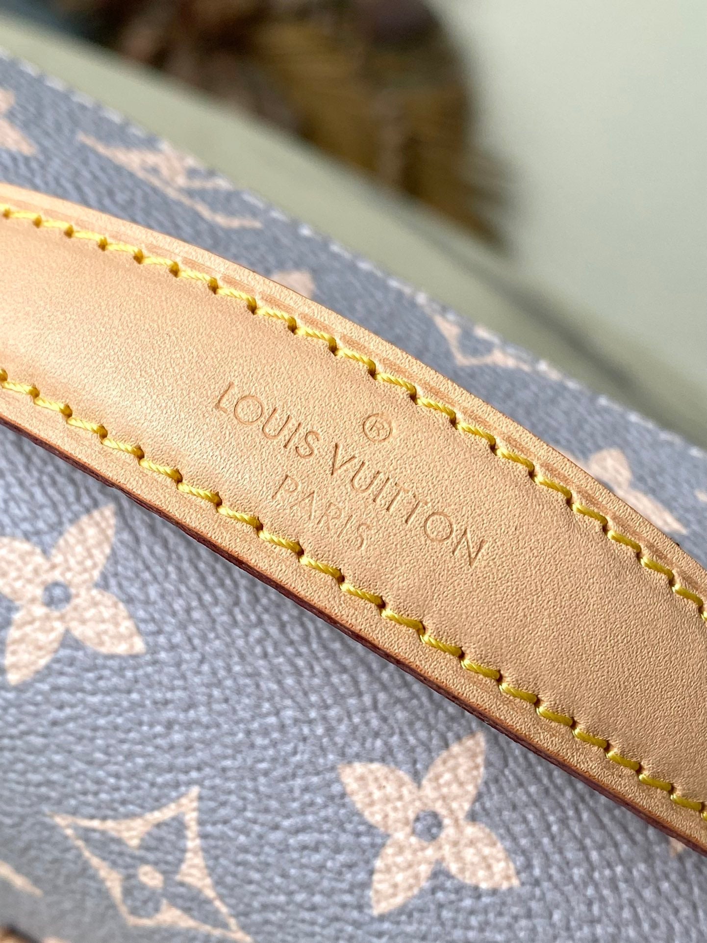 POCHETTE MÉTIS EAST WEST 21 IN GRAU CREME MONOGRAMM TRIANON LEINWAND GOLDENE BESCHLÄGE