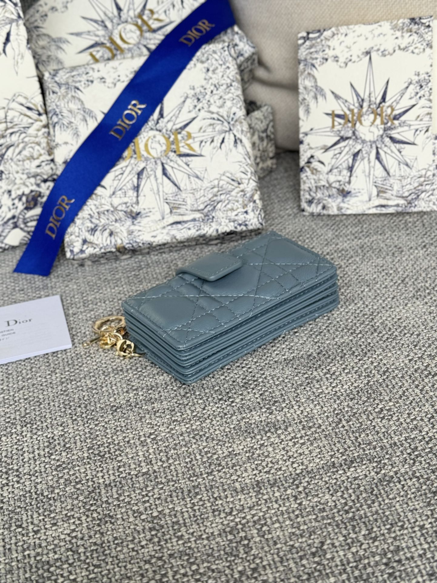 LADY JASMINE KARTENHALTER 10 IN SCHIEFERGRAU GESTEPPTES LACKKALBLEDER