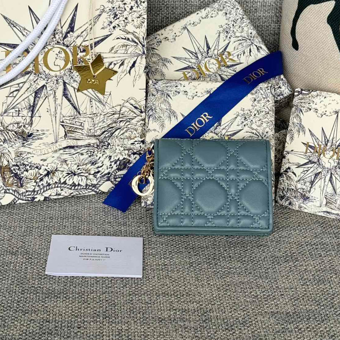 MINI LADY GARDENIA GELDBÖRSE 11 ZOLL SCHIEFERGRAU GESTEPPTES KALBSLEDER