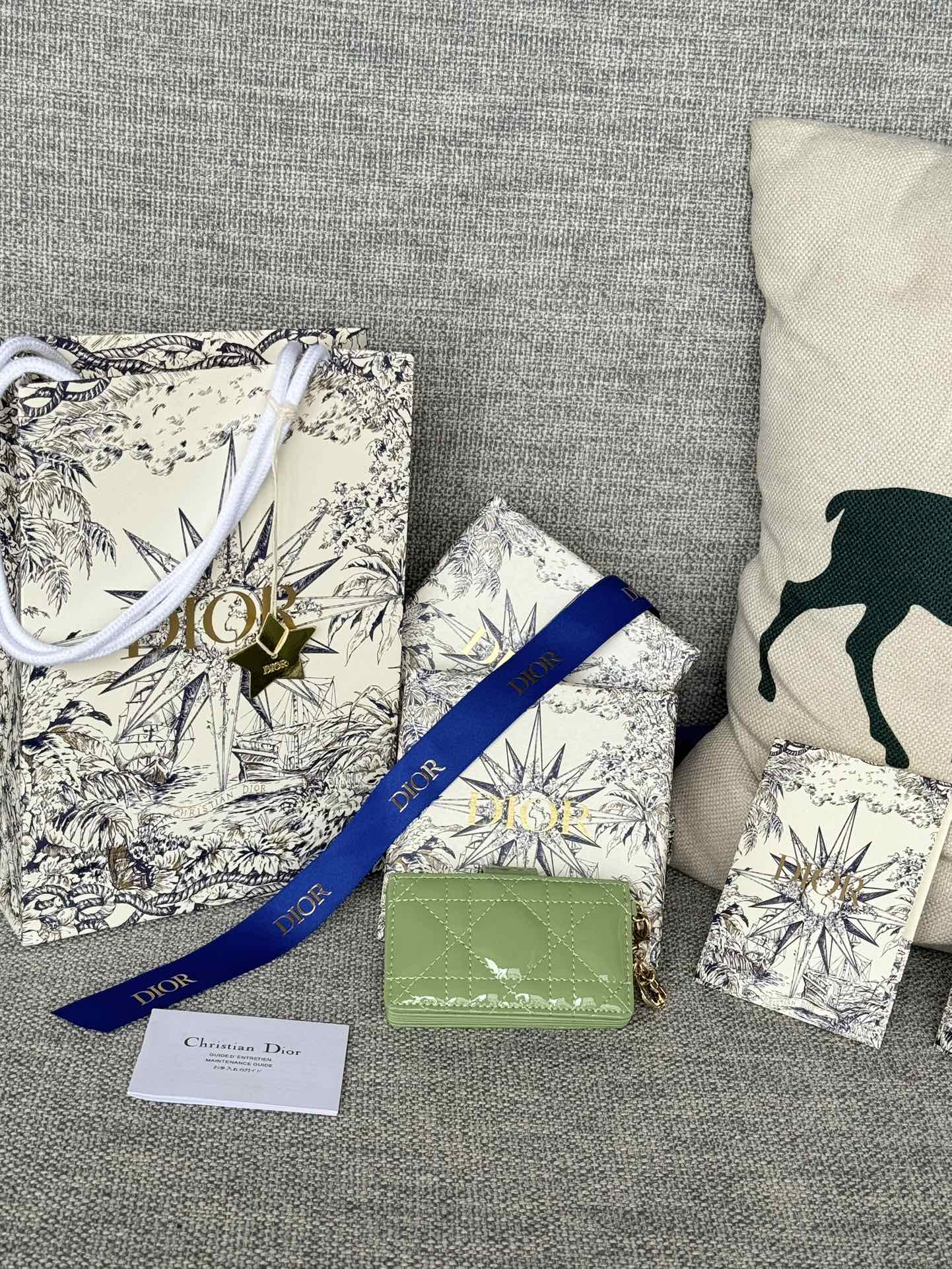 LADY JASMINE KARTENHALTER 10 IN HELLGRÜN GESTEPPTES LACKKALBLEDER