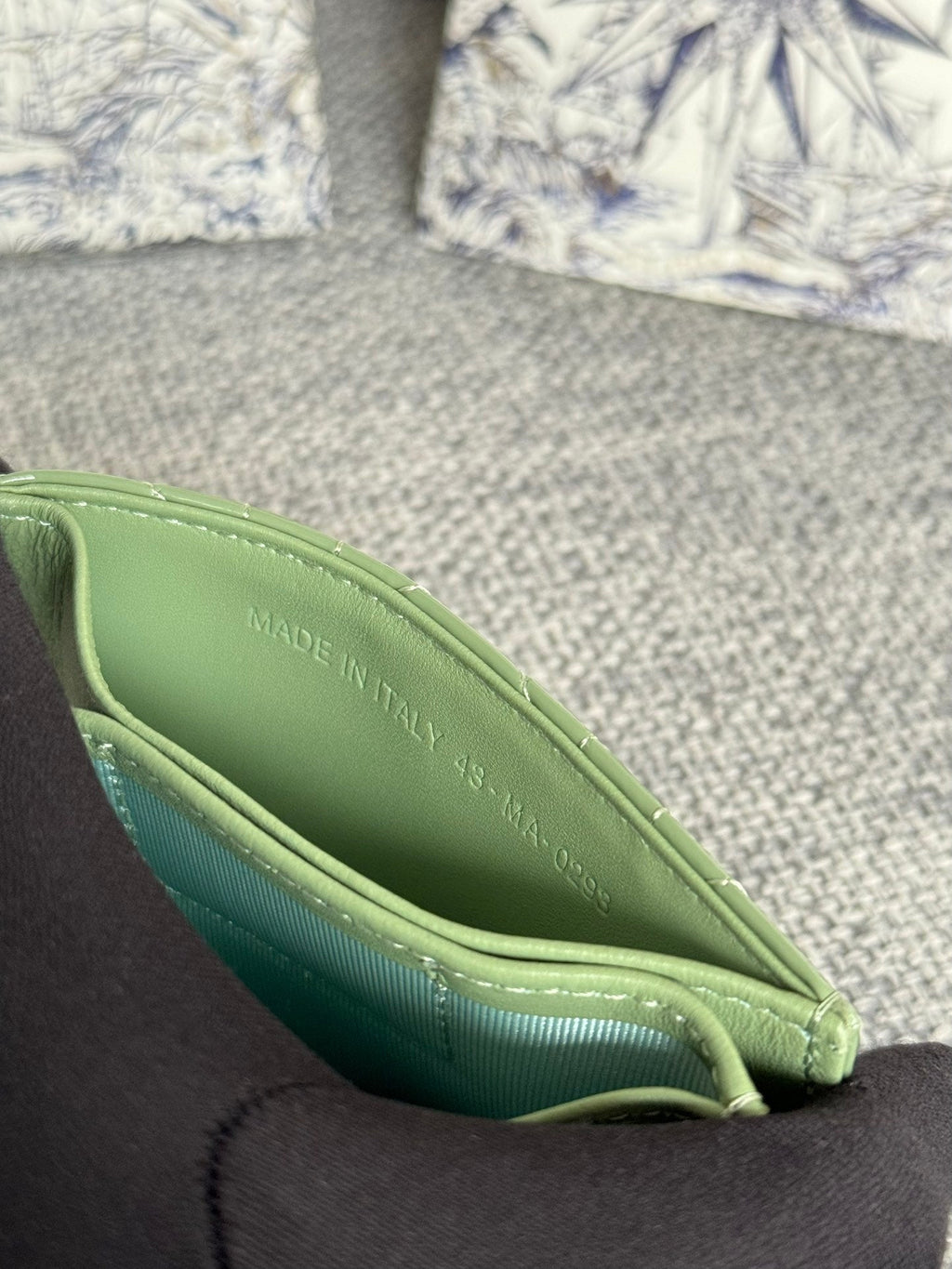 LADY JASMINE CARD HOLDER 10 IN LIGHT GREEN QUILTED PATENT CALFSKIN