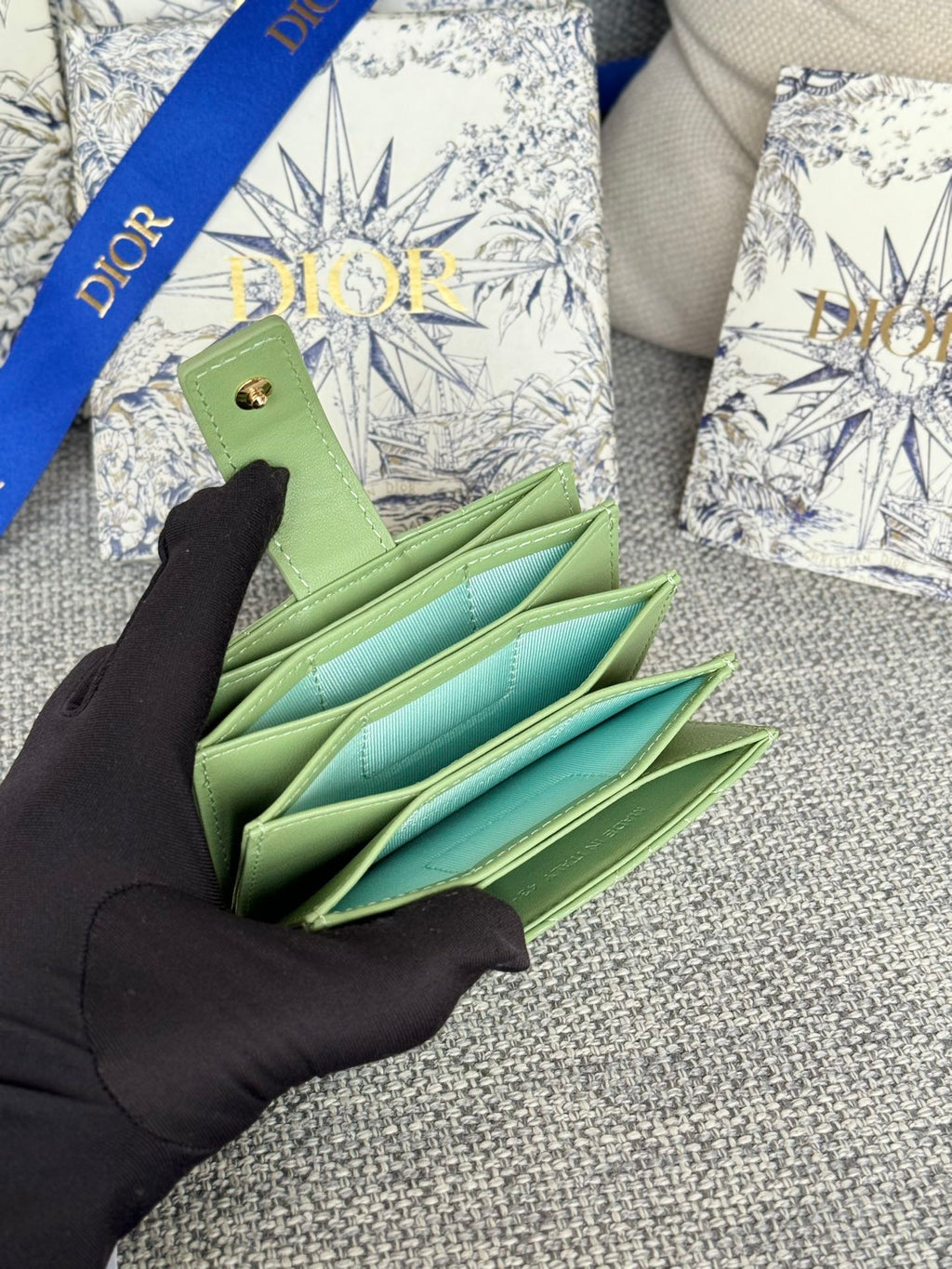 LADY JASMINE CARD HOLDER 10 IN LIGHT GREEN QUILTED PATENT CALFSKIN