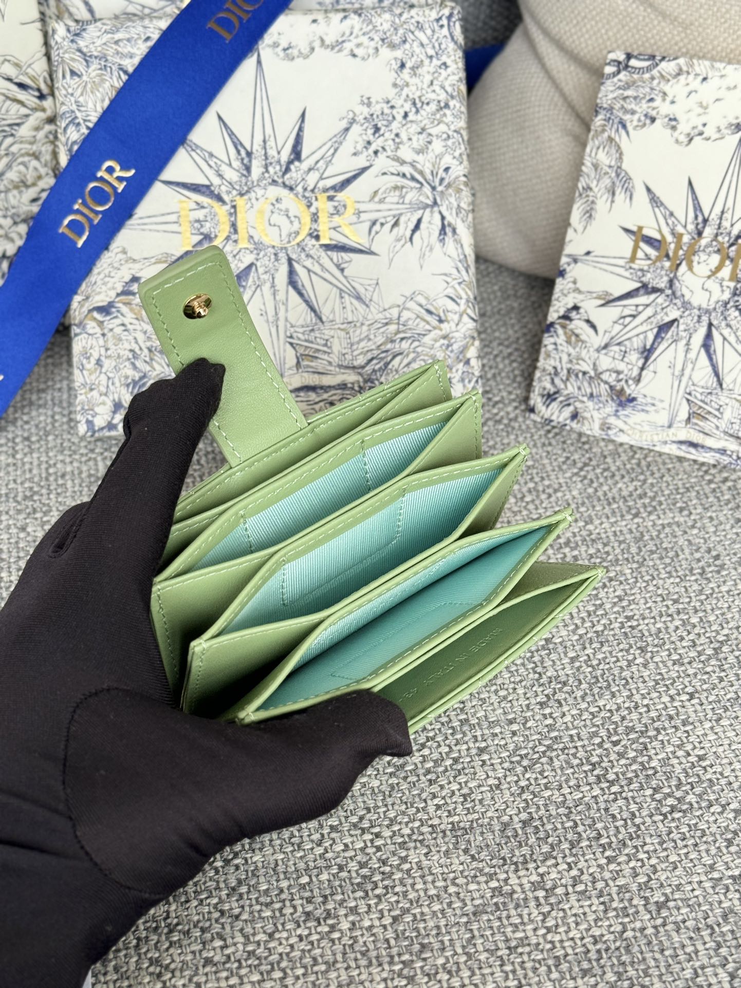 LADY JASMINE CARD HOLDER 10 IN LIGHT GREEN QUILTED PATENT CALFSKIN