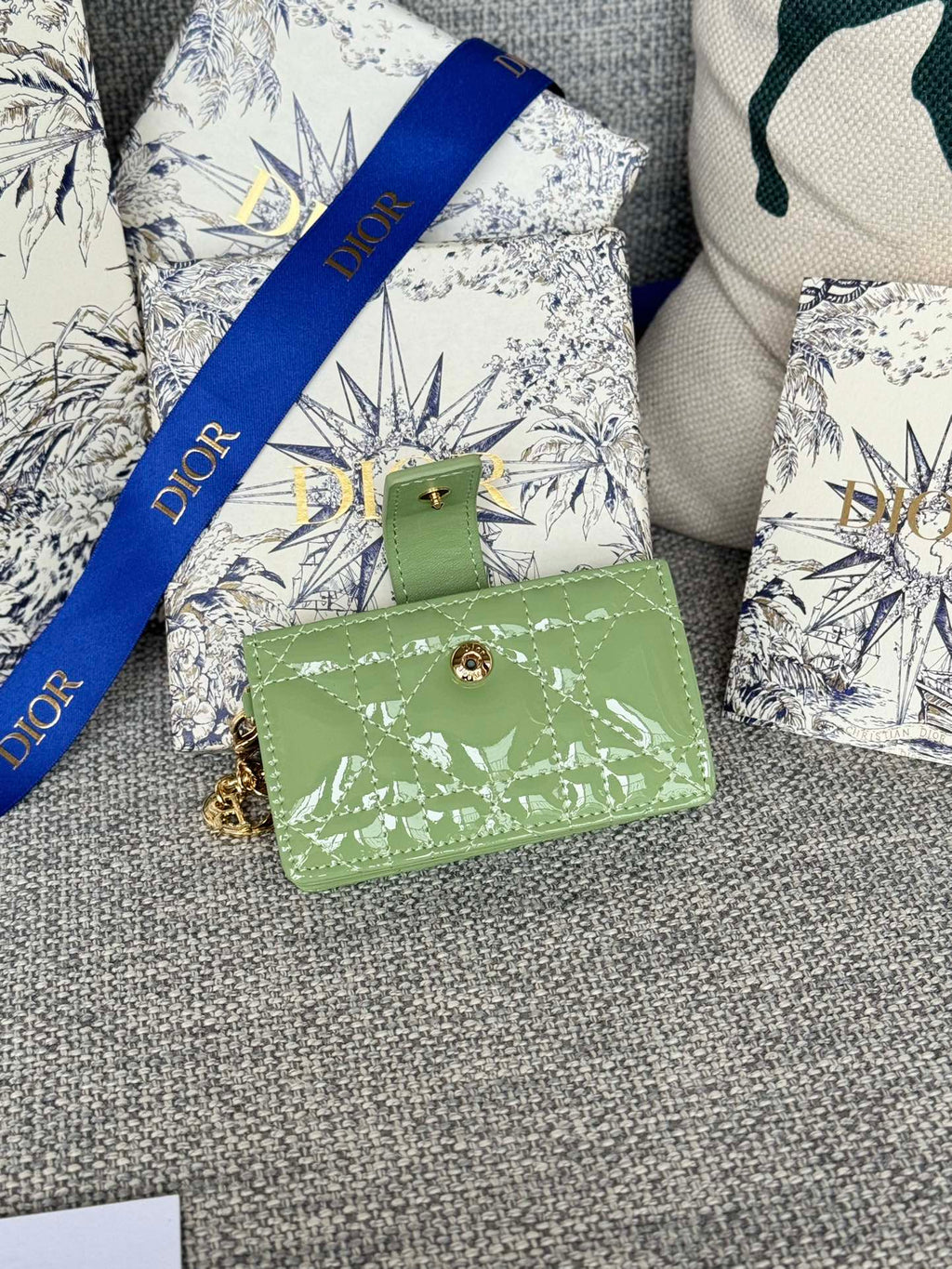 LADY JASMINE CARD HOLDER 10 IN LIGHT GREEN QUILTED PATENT CALFSKIN