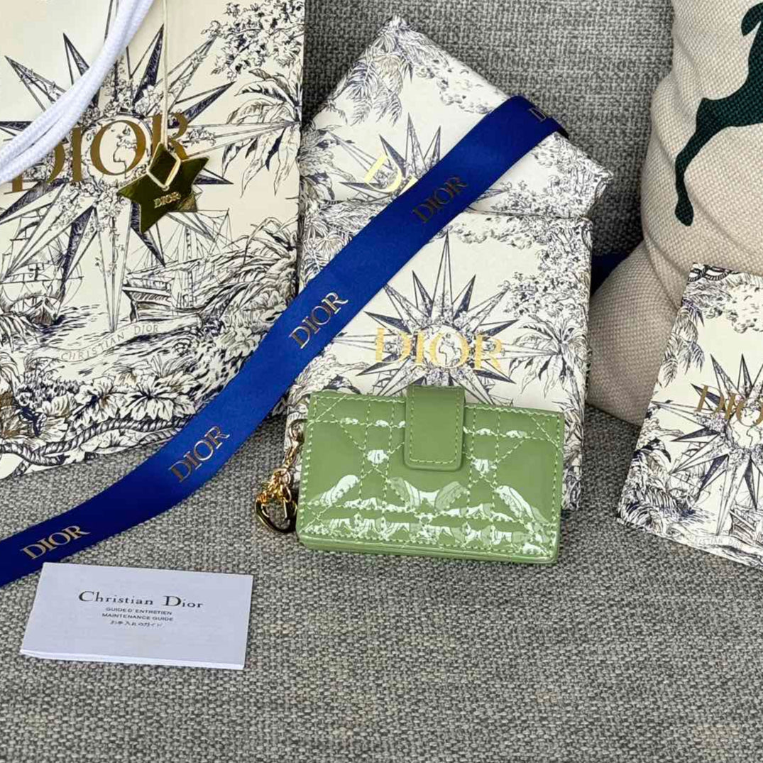 LADY JASMINE KARTENHALTER 10 IN HELLGRÜN GESTEPPTES LACKKALBLEDER