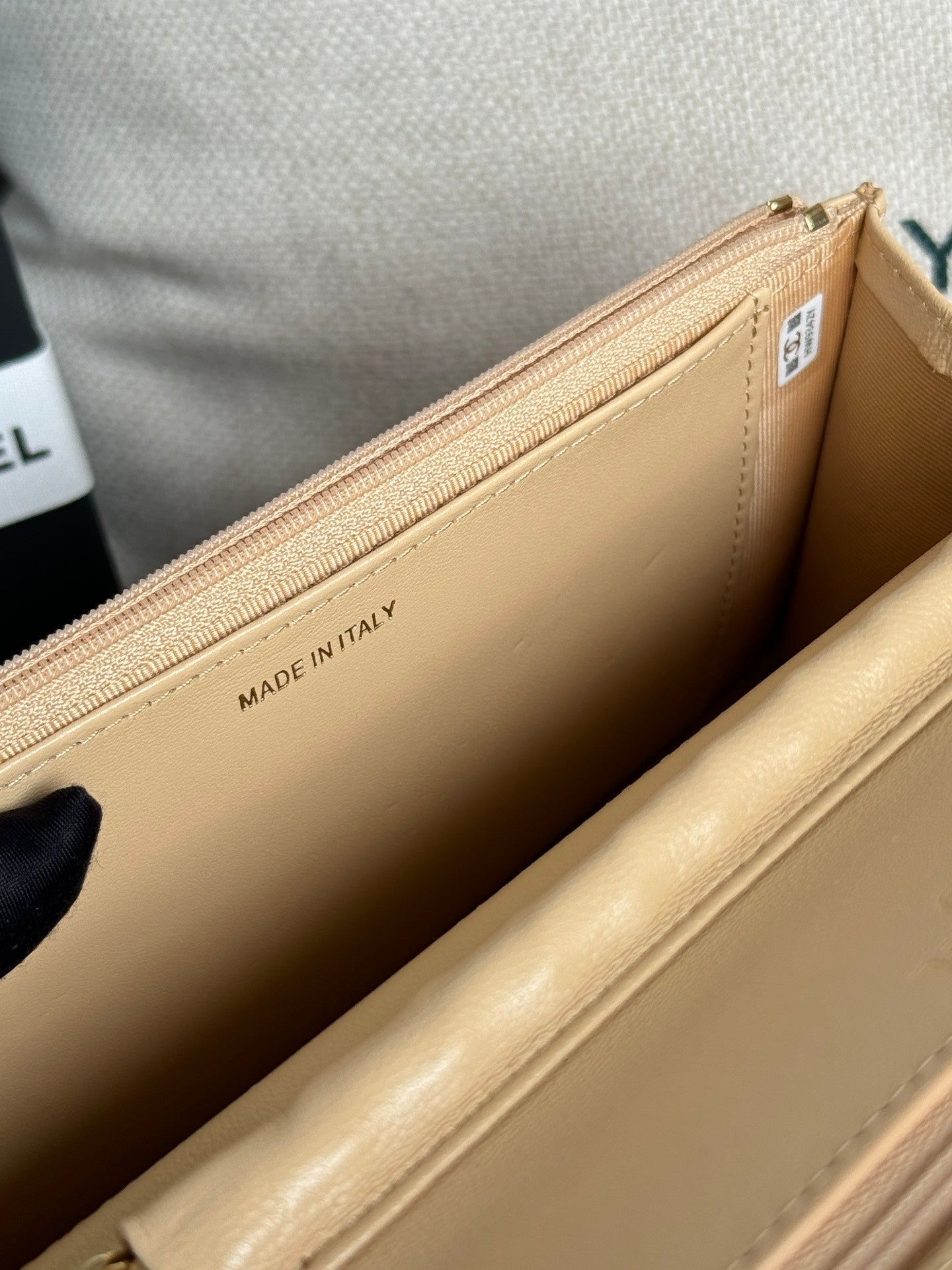 CC WOC ENTRUPY 19 Beutel in dunklem Creme-Kalbsleder