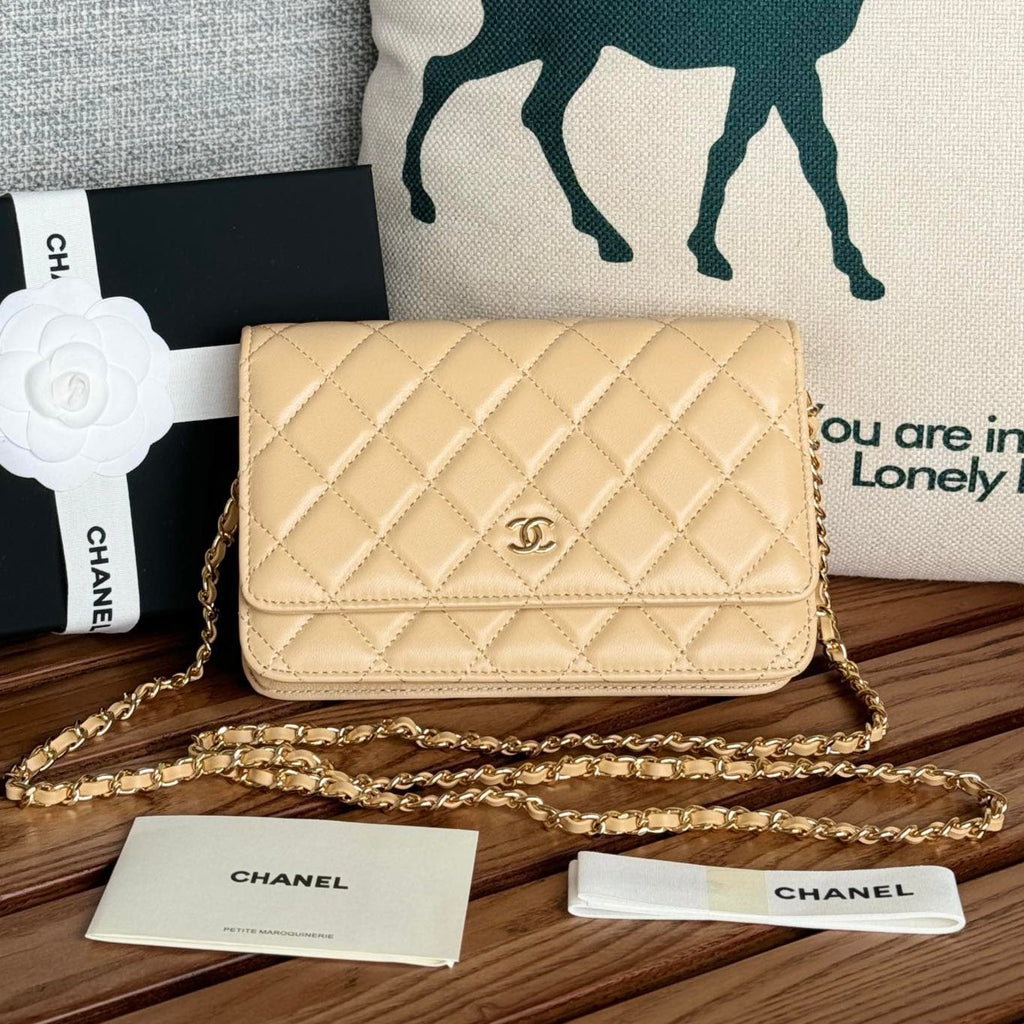 CC WOC ENTRUPY 19 Beutel in dunklem Creme-Kalbsleder