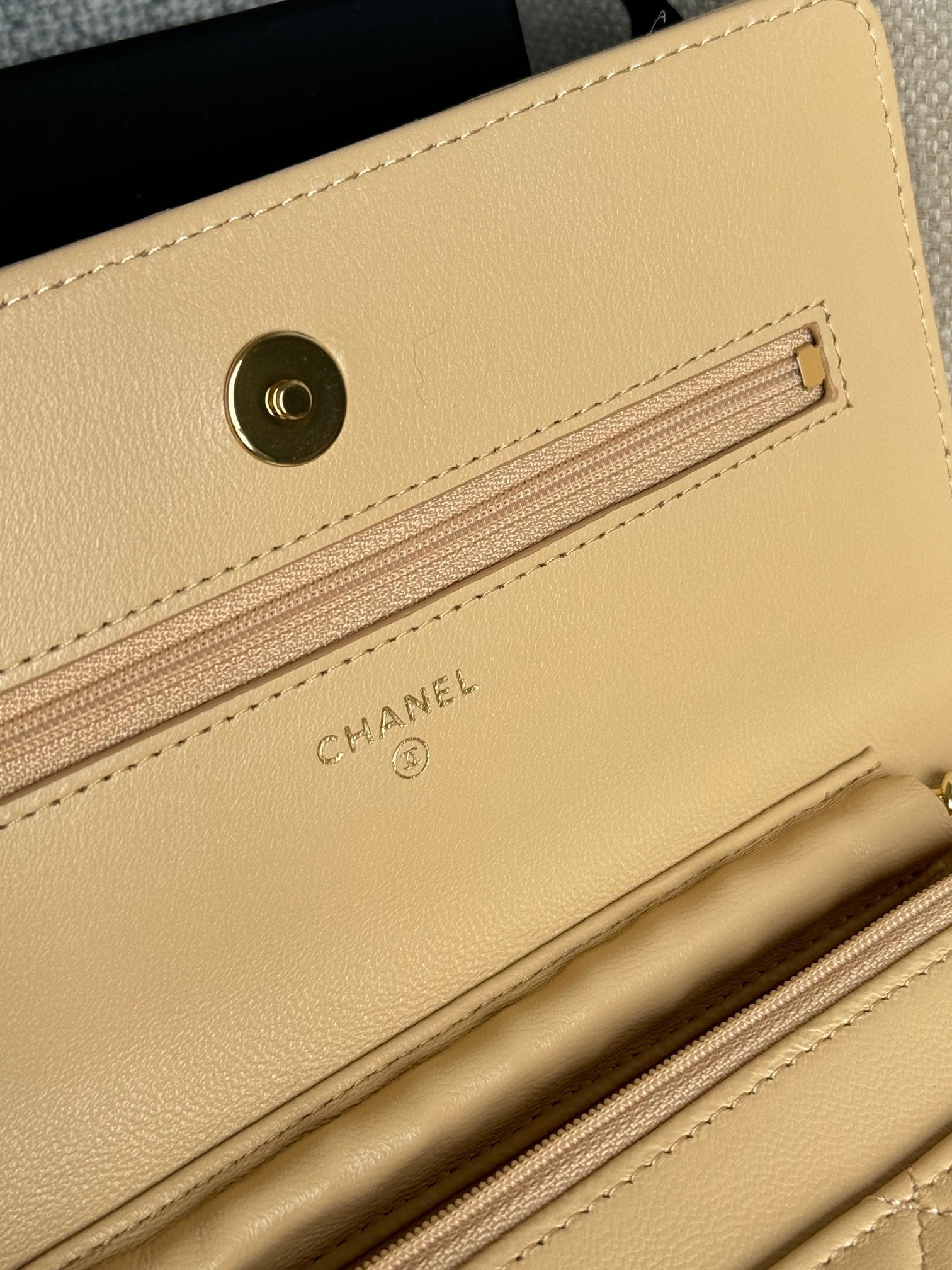 CC WOC ENTRUPY 19 Beutel in dunklem Creme-Kalbsleder