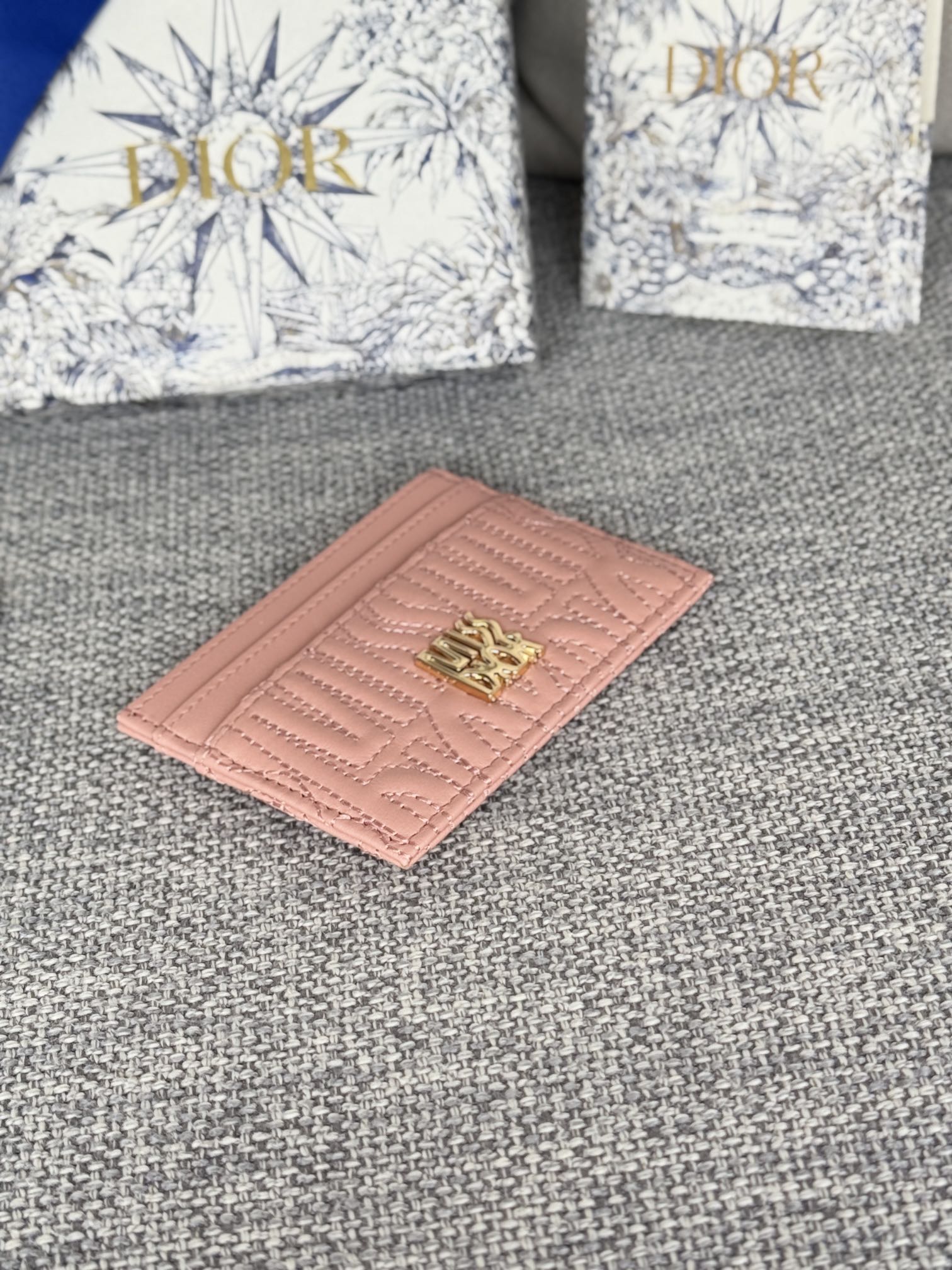 FREESIA CARD HOLDER 10 IN BABY PINK QUILTED ALLOVER CALFSKIN