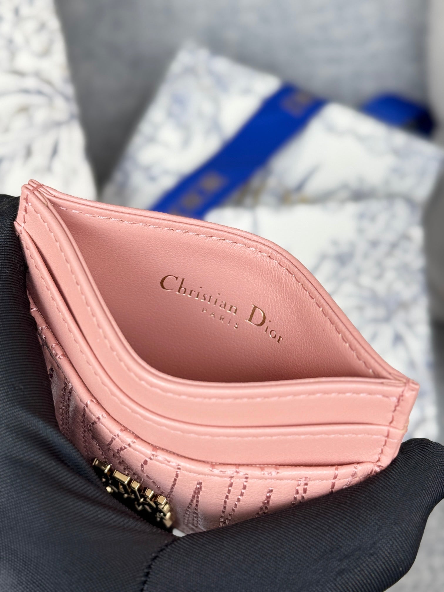 FREESIA CARD HOLDER 10 IN BABY PINK QUILTED ALLOVER CALFSKIN