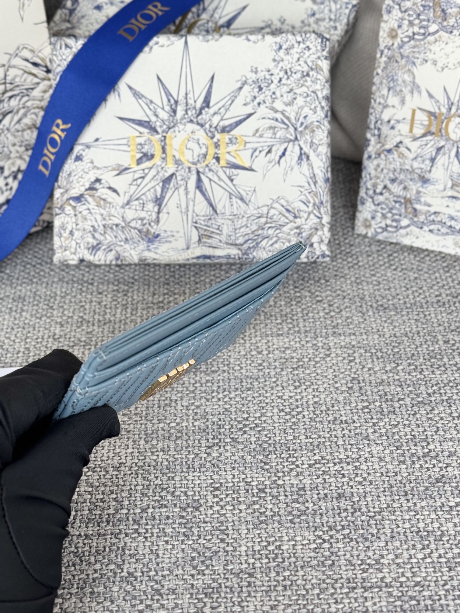 FREESIA CARD HOLDER 10 IN BABY BLUE QUILTED ALLOVER CALFSKIN