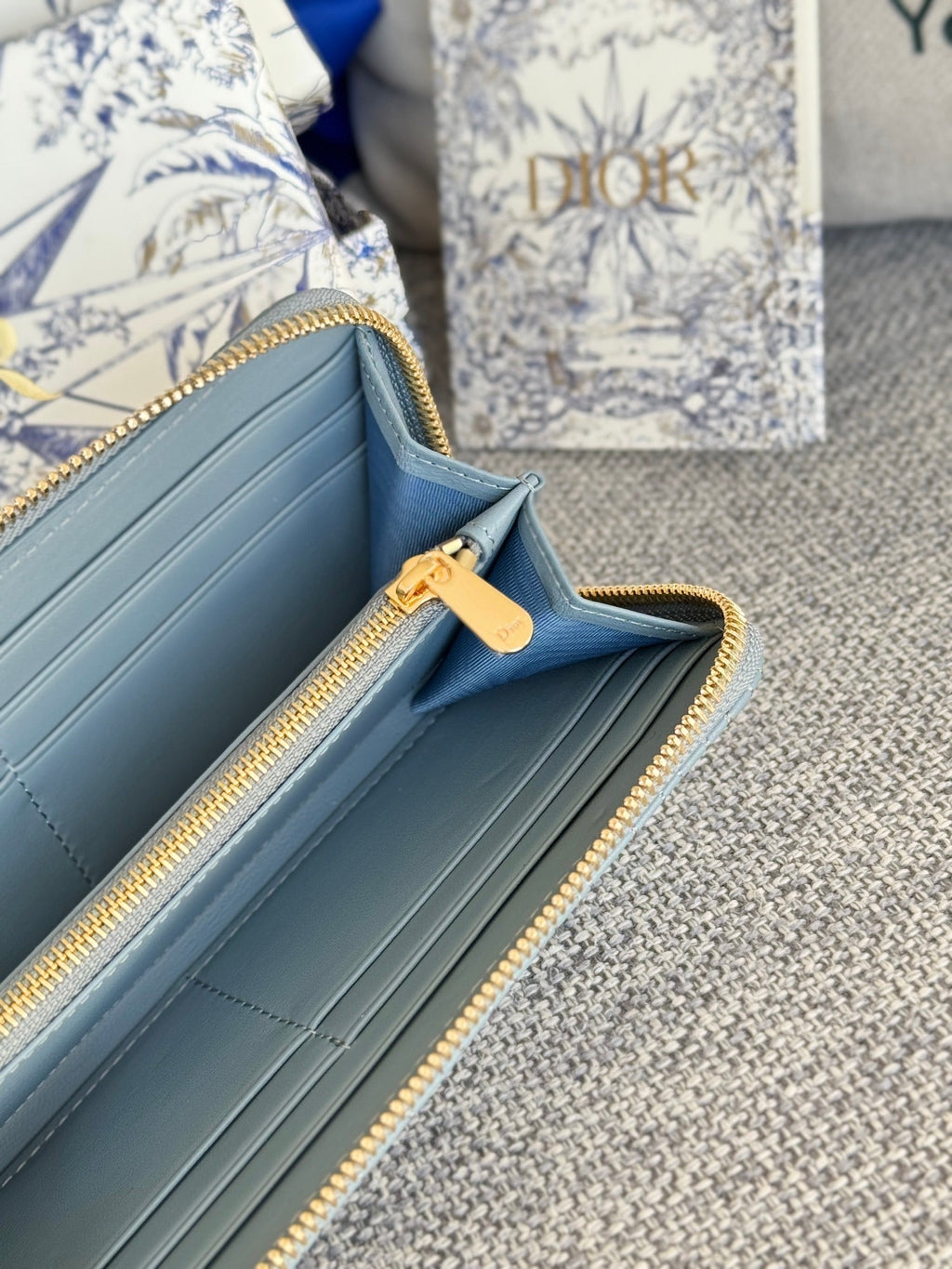 Vertikale Geldbörse mit langem Reißverschluss, 20 Zoll, babyblau, komplett gesteppt, Kalbsleder