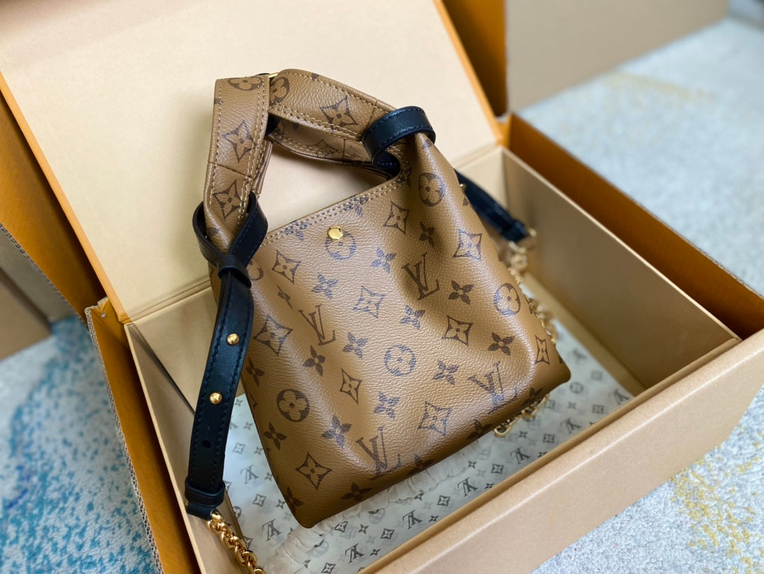 ATLANTIS BB 17 IN BRAUNEM MONOGRAMM-RÜCKSEITE-LEINWAND