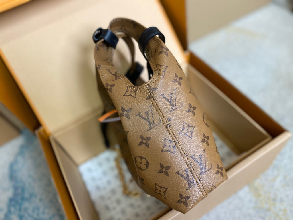 ATLANTIS BB 17 IN BRAUNEM MONOGRAMM-RÜCKSEITE-LEINWAND