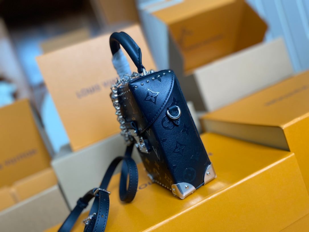 Kameratasche 17 Zoll, schwarz, monogrammgeprägtes Kalbsleder, silberne Kette