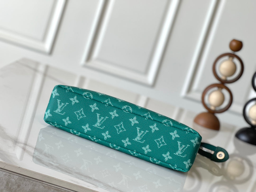 POCHETTE VOYAGE SOUPLE 32 AUS GRÜNEM MONOGRAM-HERITAGE-CANVAS