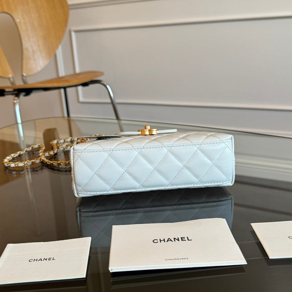 KELLY EINKAUFSTASCHE 19 IN WEISSEM KALBSLEDER GOLDENE BESCHLÄGE 